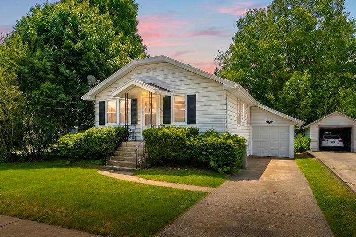 Wallace Ave, Saint Joseph, MI 49085
