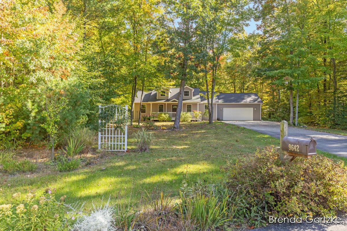 Hummingbird Ct, Howard City, MI 49329