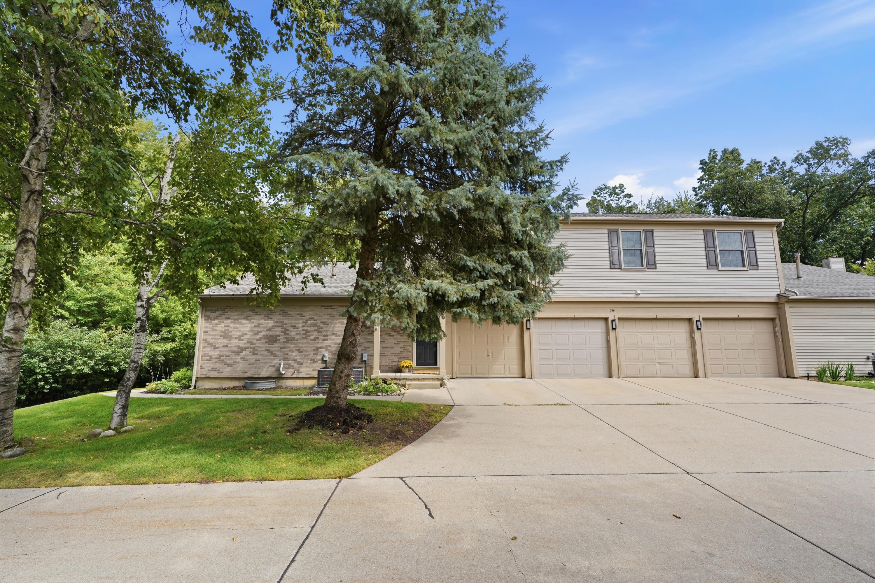 Pine Tree Ridge Dr, Waterford, MI 48327