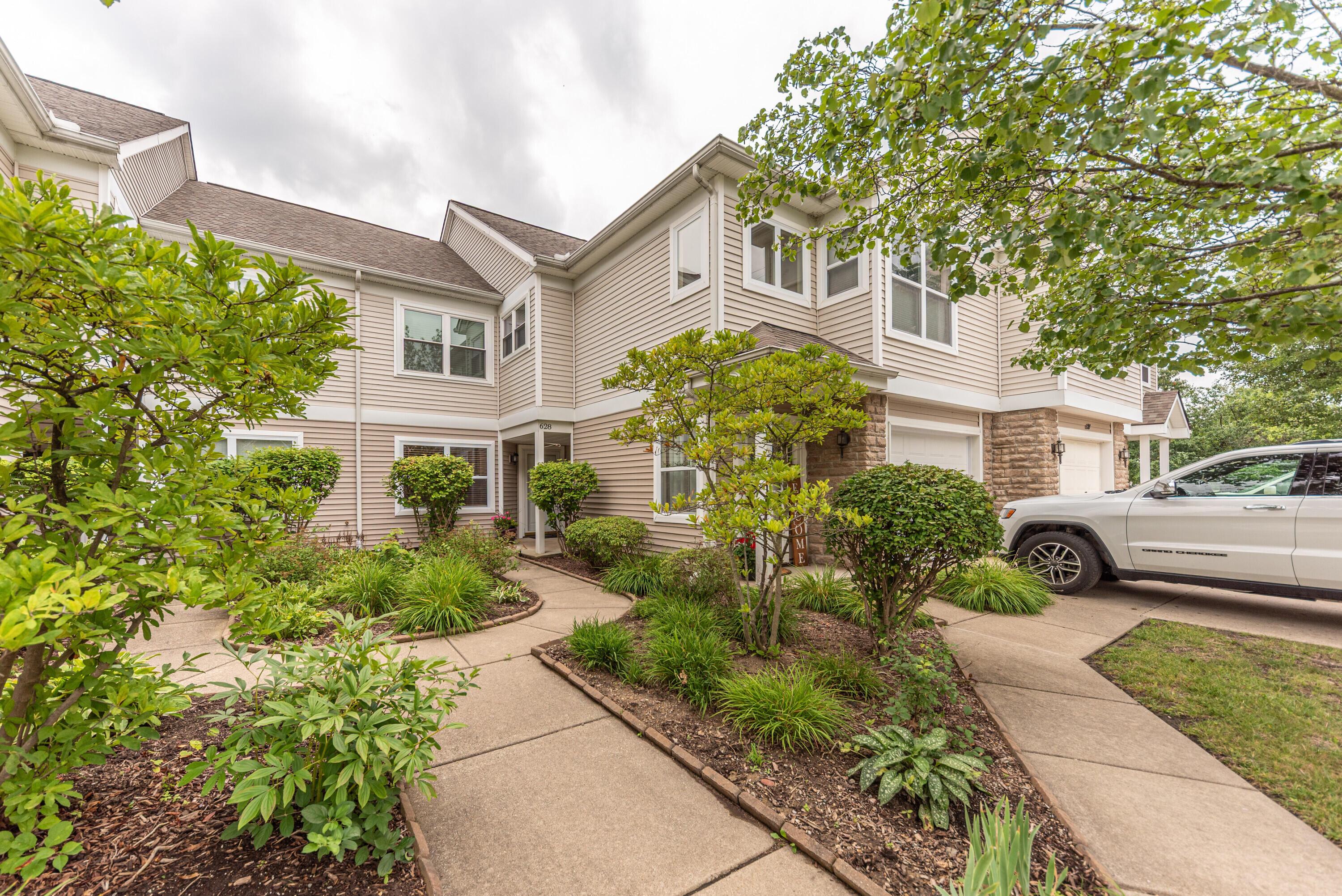 Riverstone Ln, Chelsea, MI 48118