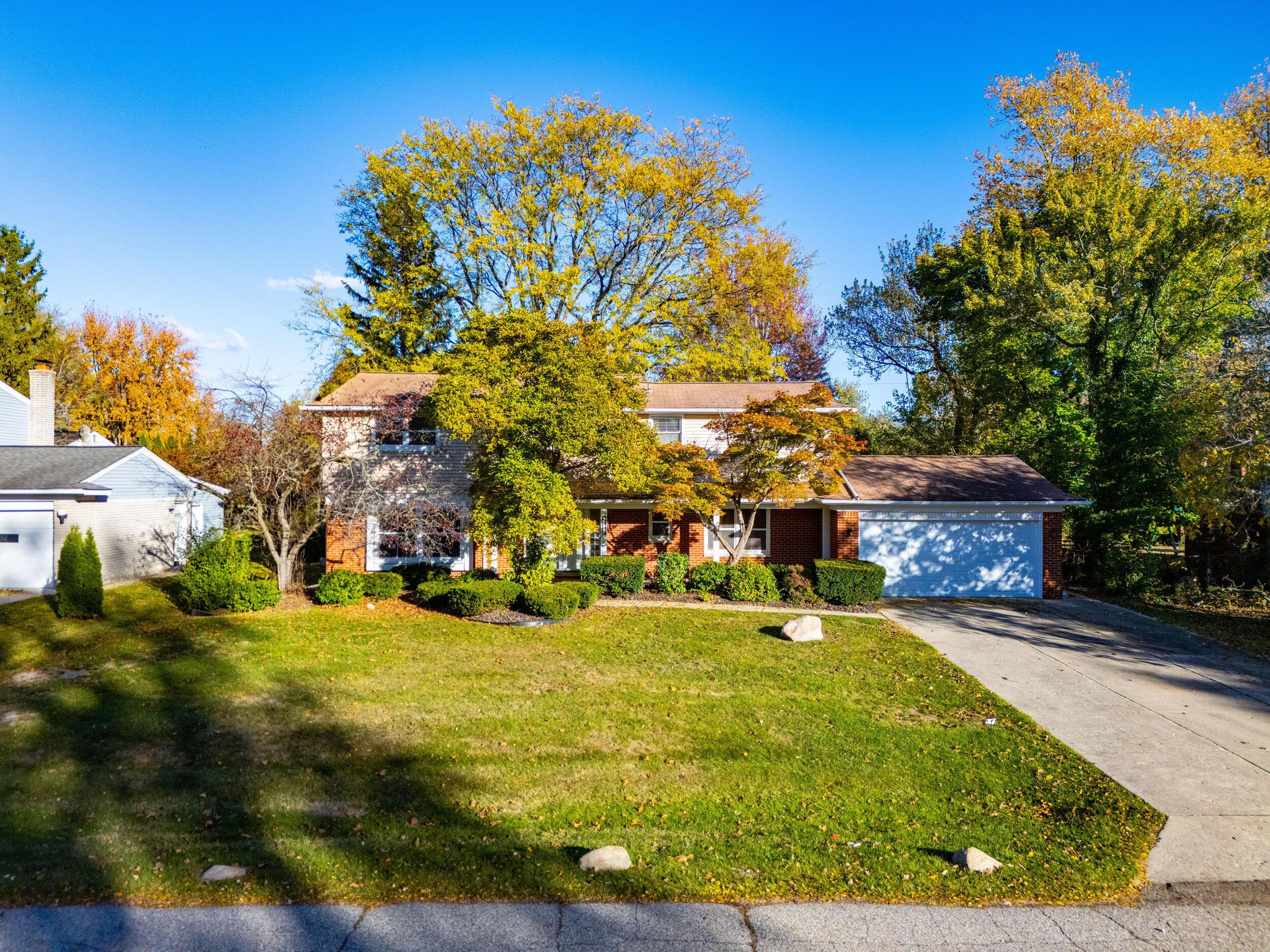 Leslee Crest Dr, West Bloomfield, MI 48322