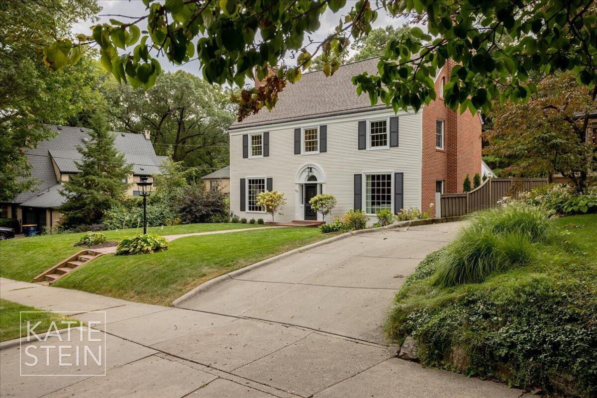 Cambridge Dr Se, Grand Rapids, MI 49506