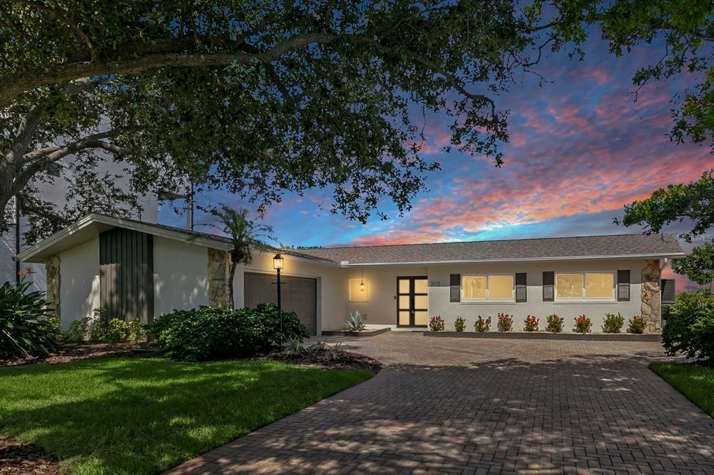 Driftwood Ln, Largo, FL 33770