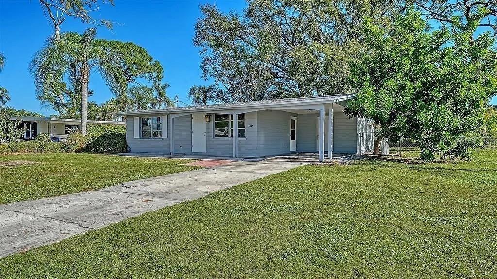 Nutmeg Ave, Sarasota, FL 34231