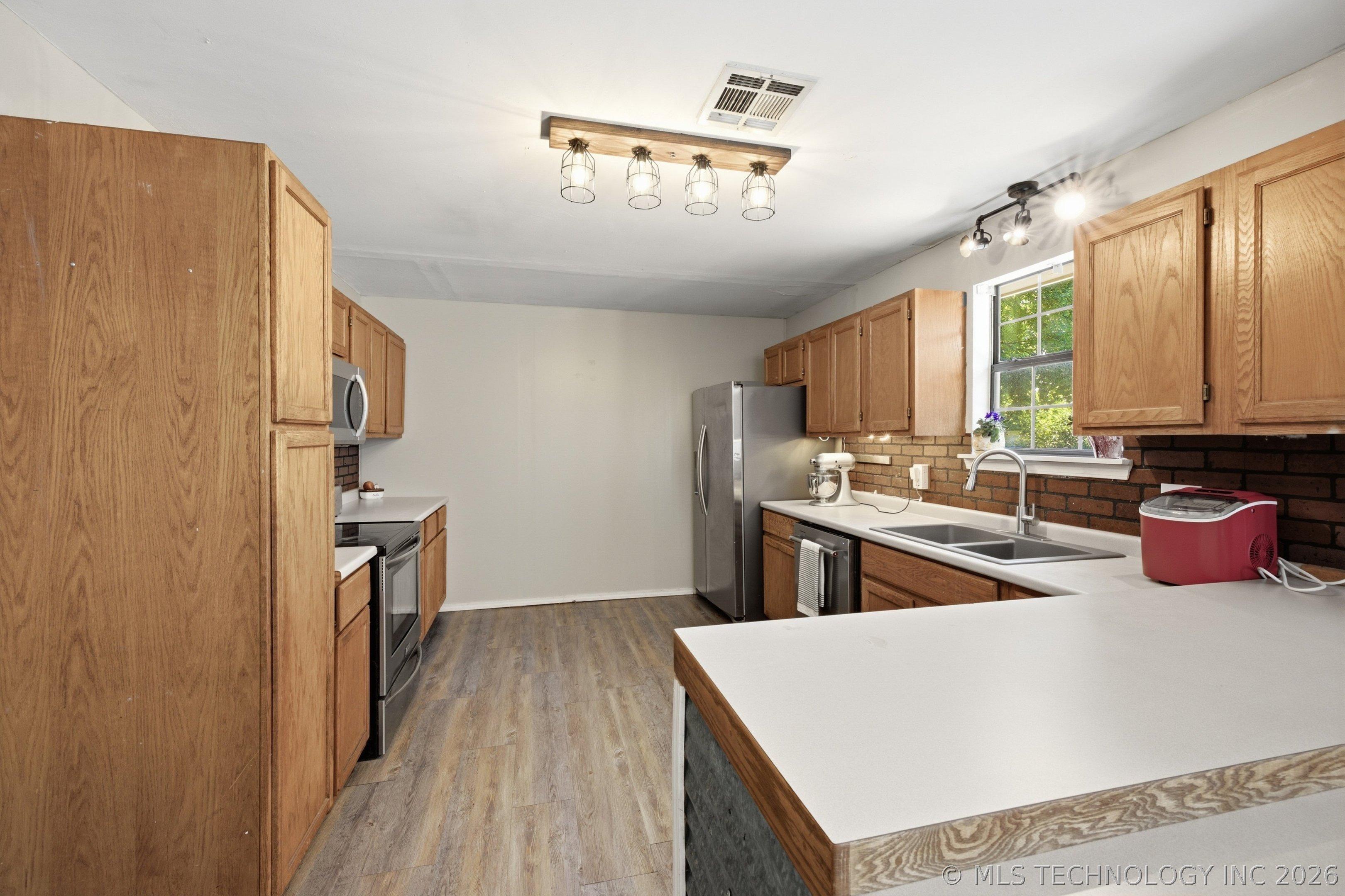 E Coppinger Ave, Fort Gibson, OK 74434