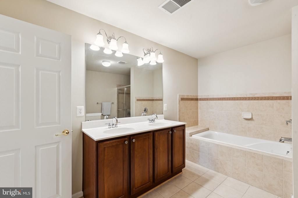 Chinkapin Oak Ln, Woodbridge, VA 22191