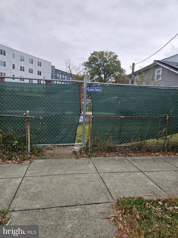 Douglas St Ne, Washington, DC 20018