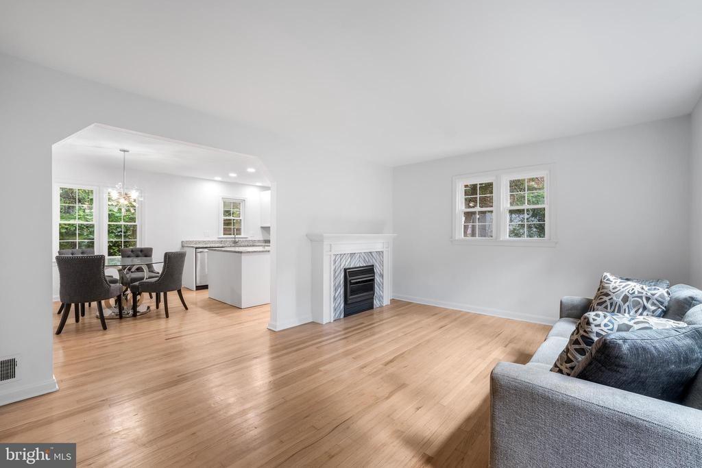 Oakwood Dr, Falls Church, VA 22041