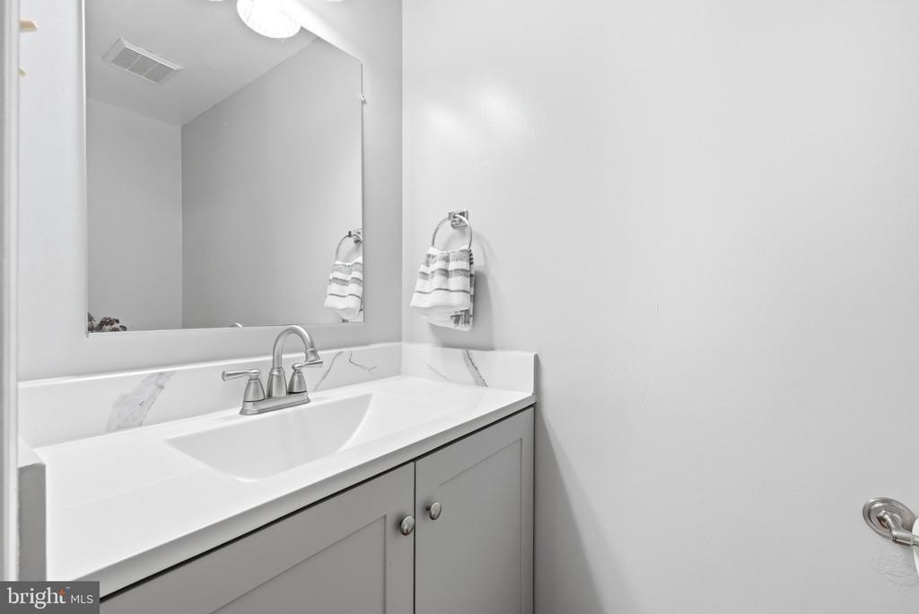 Nash Dr, Fairfax, VA 22032