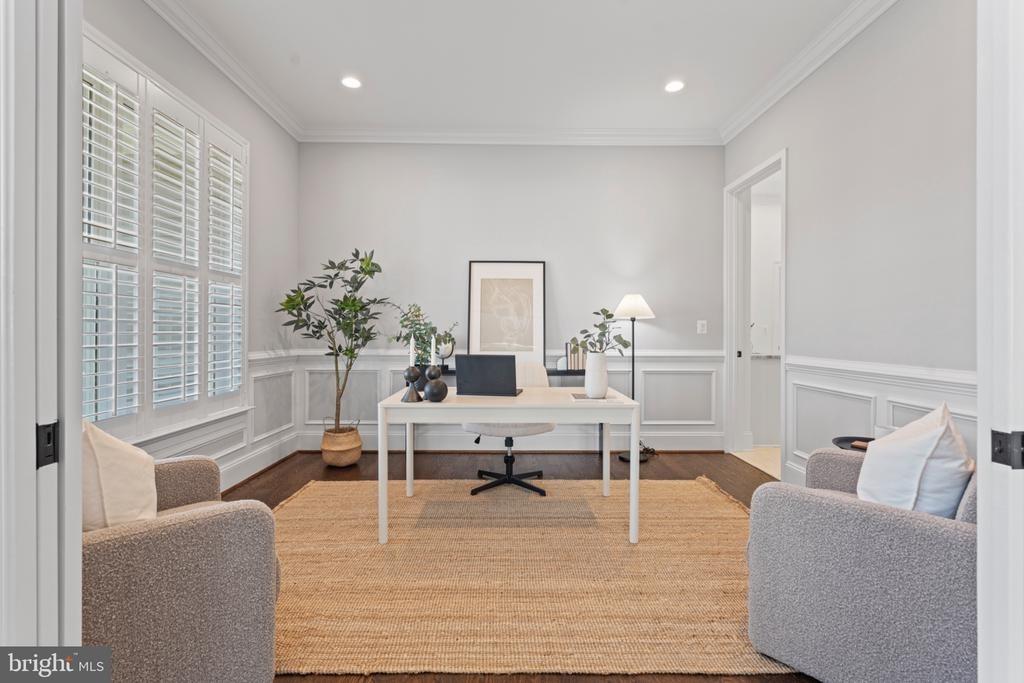 Leonard Dr, Falls Church, VA 22043