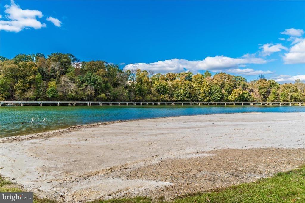 White Pelican Way, New Market, MD 21774