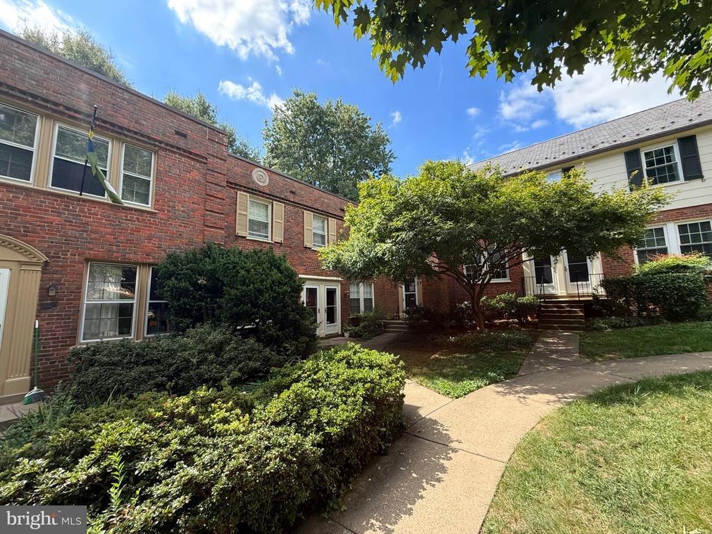 S Barton St, Arlington, VA 22204