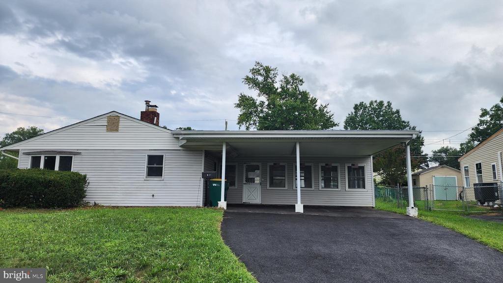 Thaliabush Ln, Levittown, PA 19054