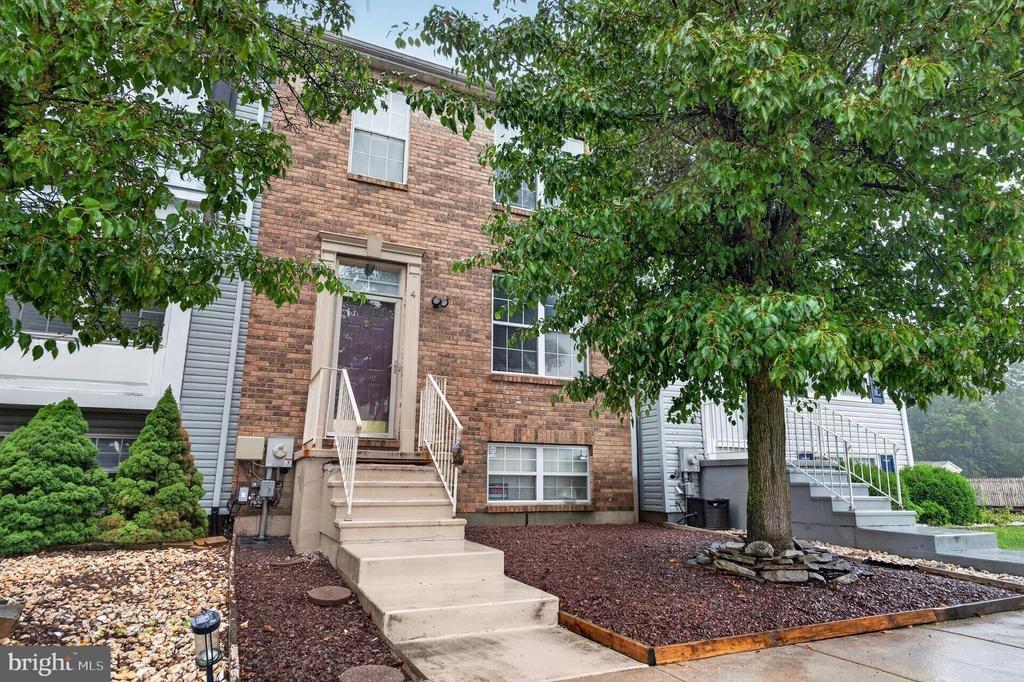 Versailles Ct, Newark, DE 19702