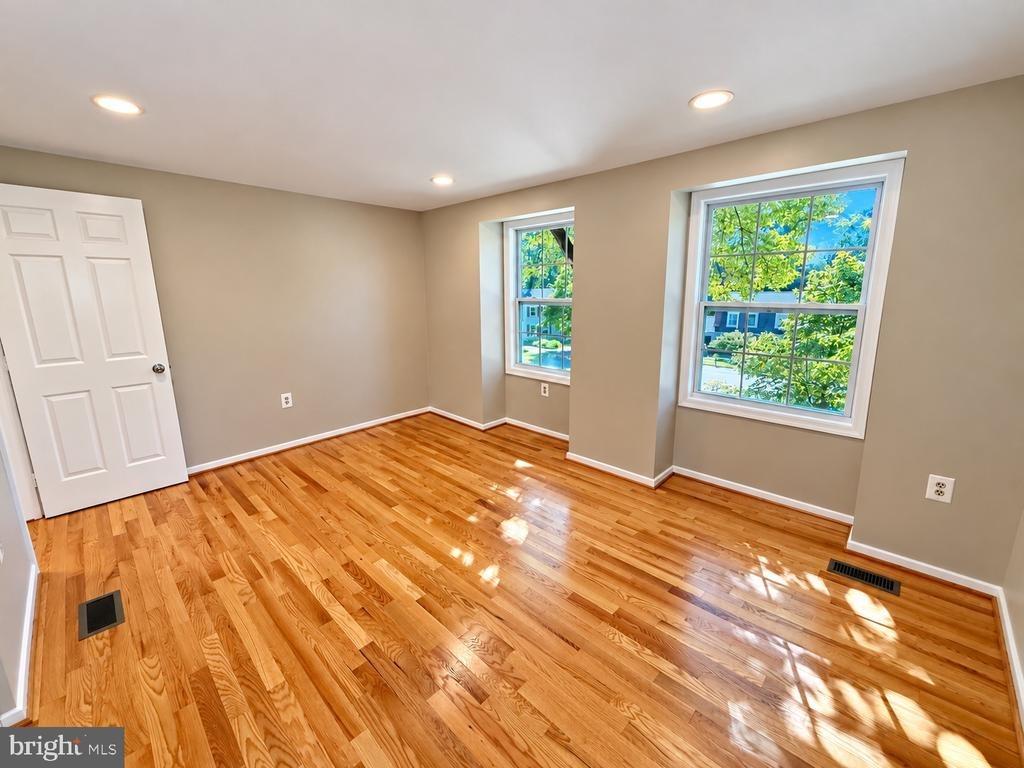 Dosinia Ct, Reston, VA 20191