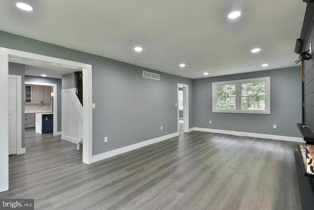 Burn Brae Dr, Dresher, PA 19025