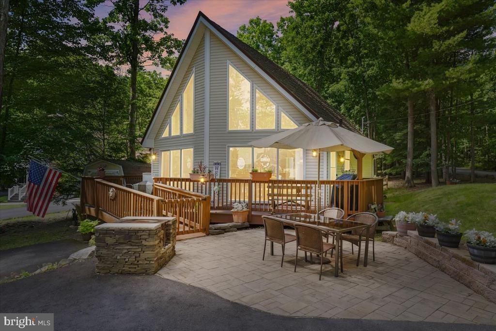 W Lakeside Dr, Lakeville, PA 18438