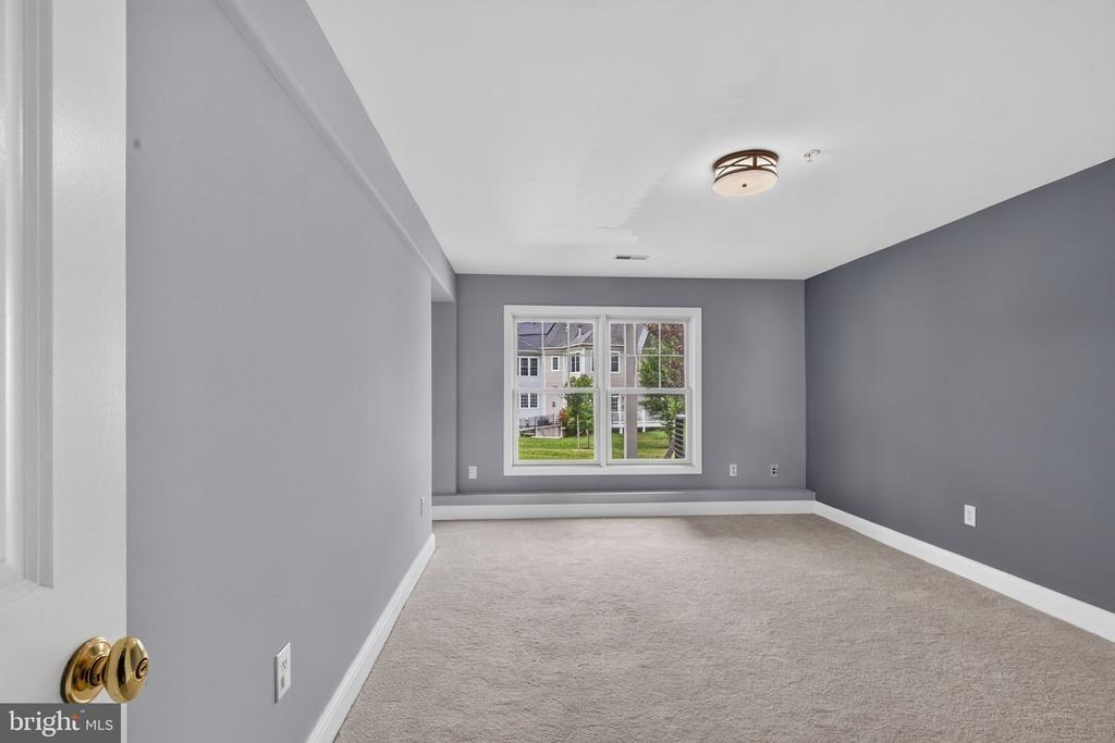Timber Oak Ln, Laurel, MD 20723
