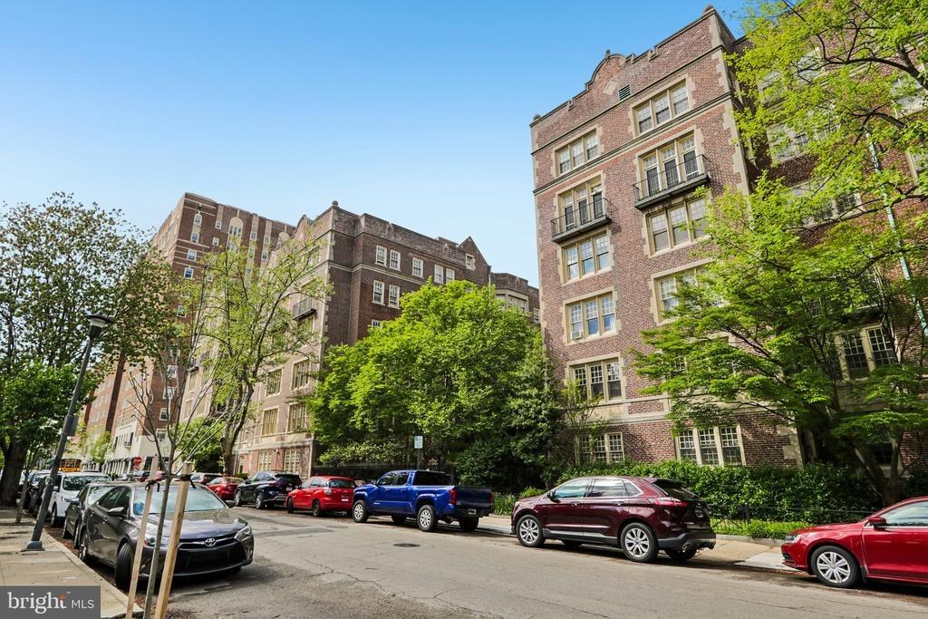 Pine St, Philadelphia, PA 19143