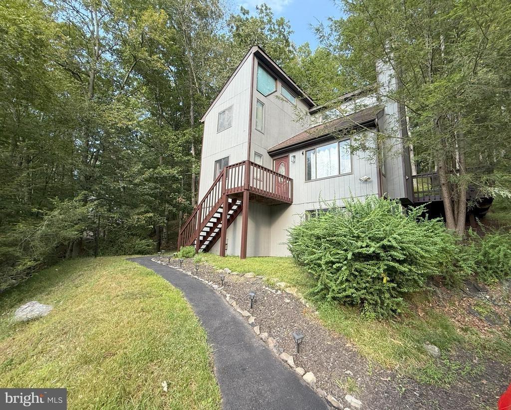 Decker Rd, Bushkill, PA 18324