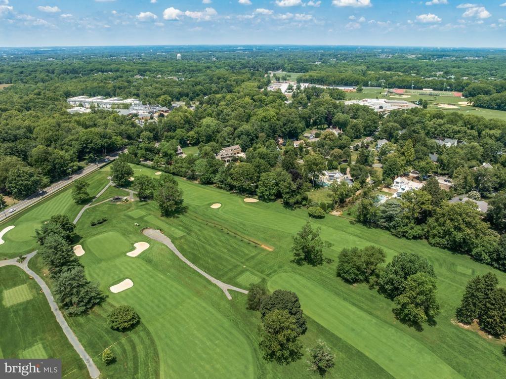 Golf View Rd, Moorestown, NJ 08057