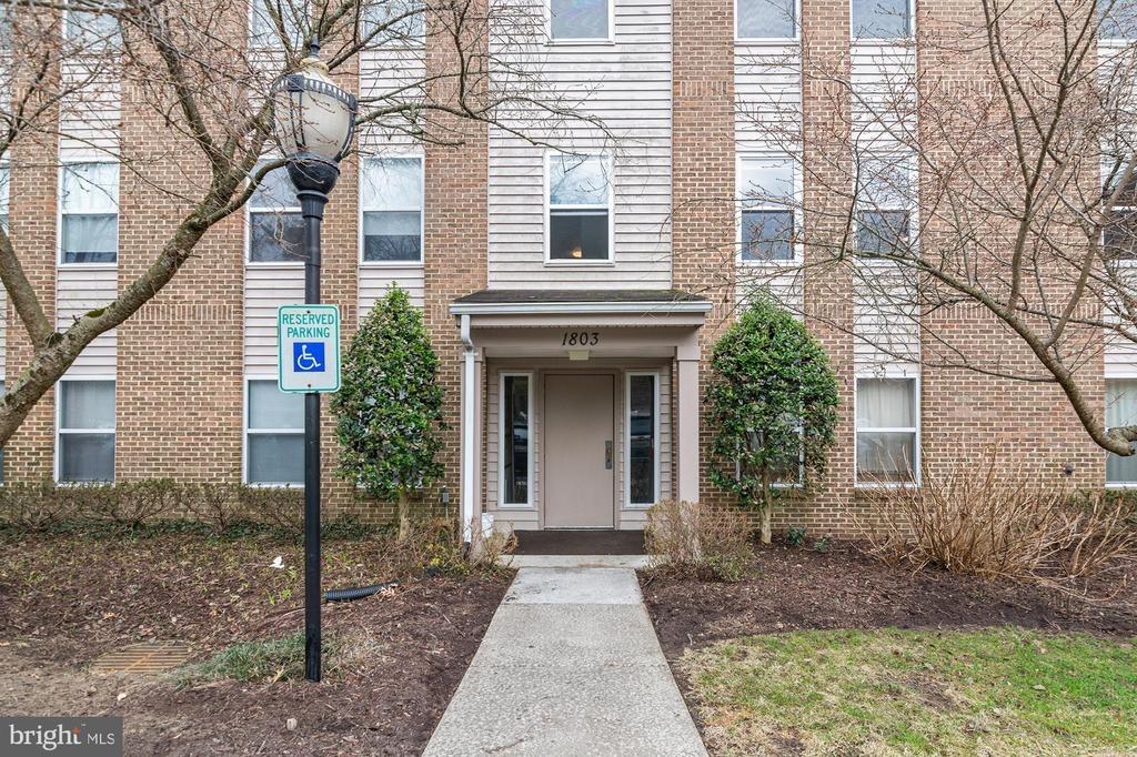 Snow Meadow Ln, Baltimore, MD 21209