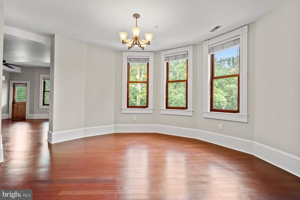 Dewitt Dr, Silver Spring, MD 20910