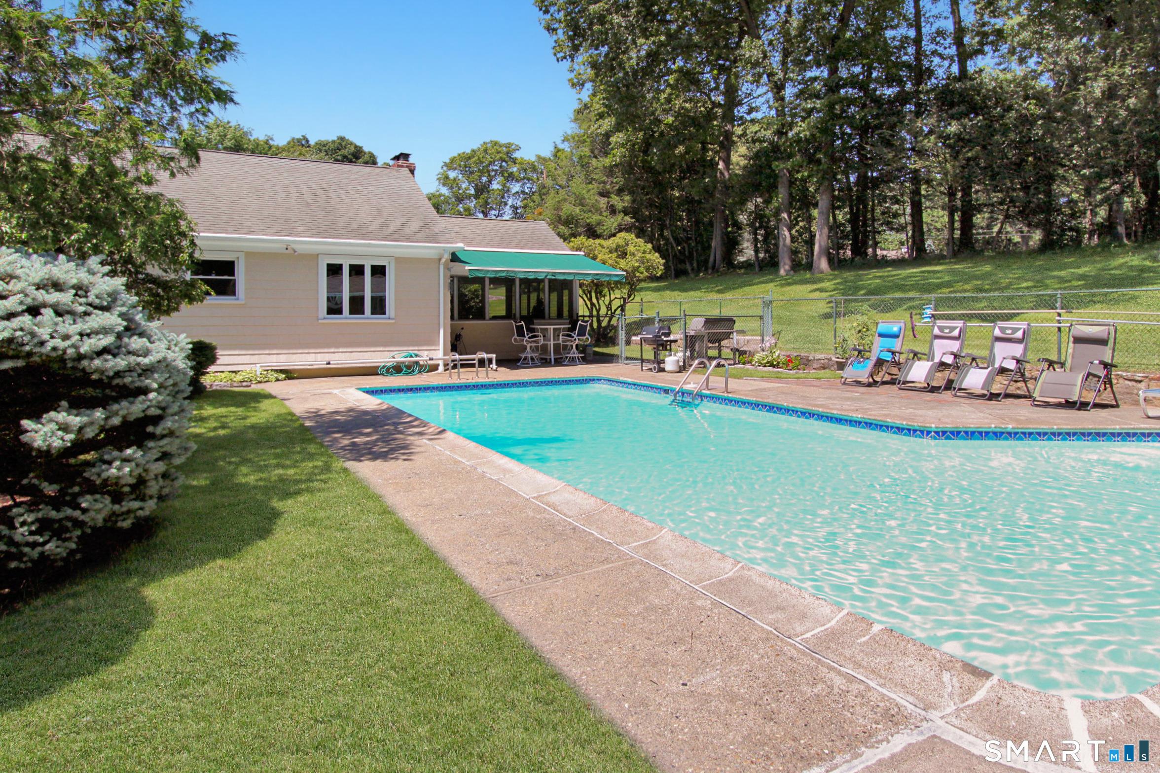 Twin Circle Dr, Trumbull, CT 06611