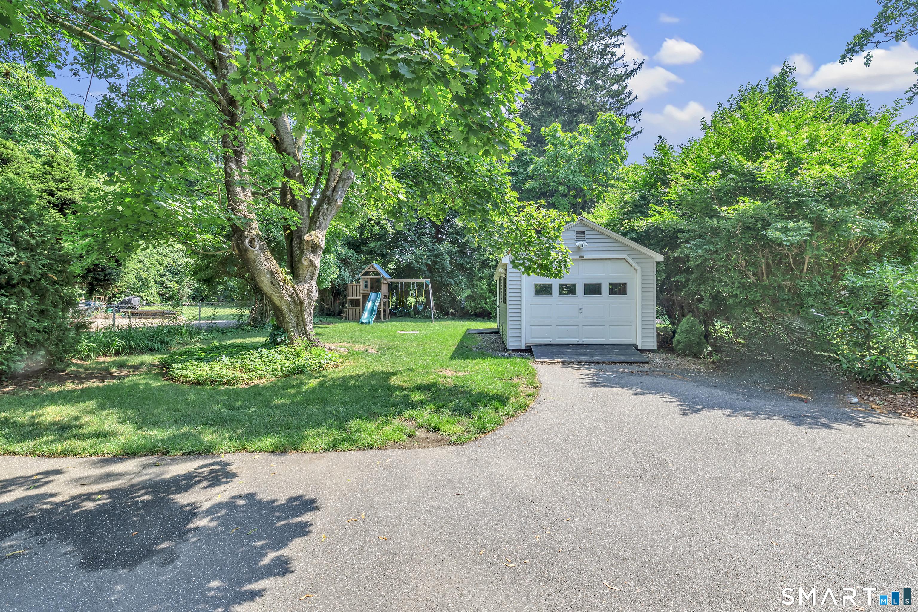 Stratfield Rd, Fairfield, CT 06825
