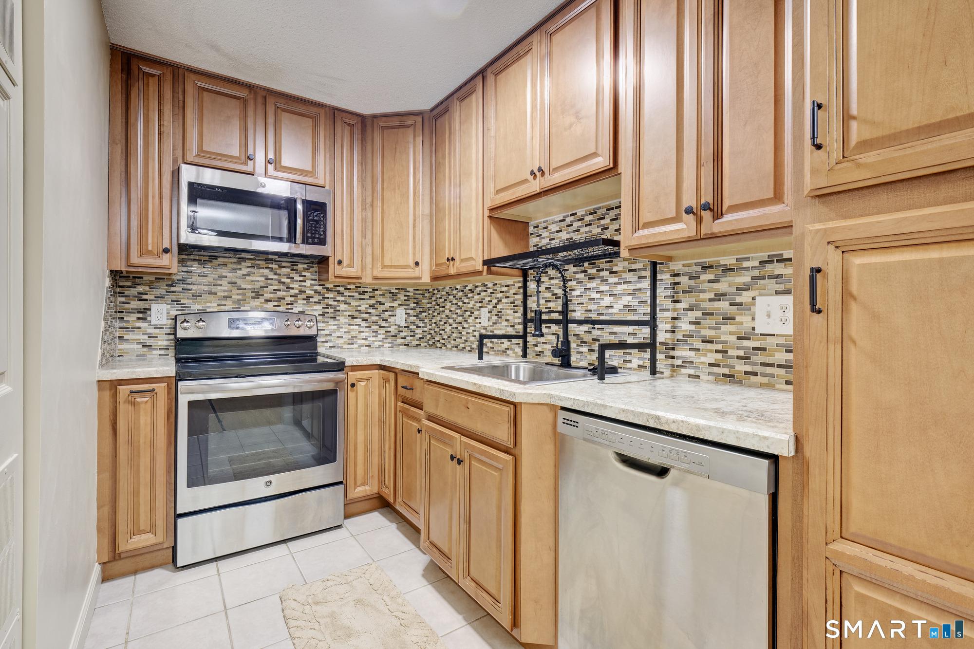 Oakland St, Manchester, CT 06042