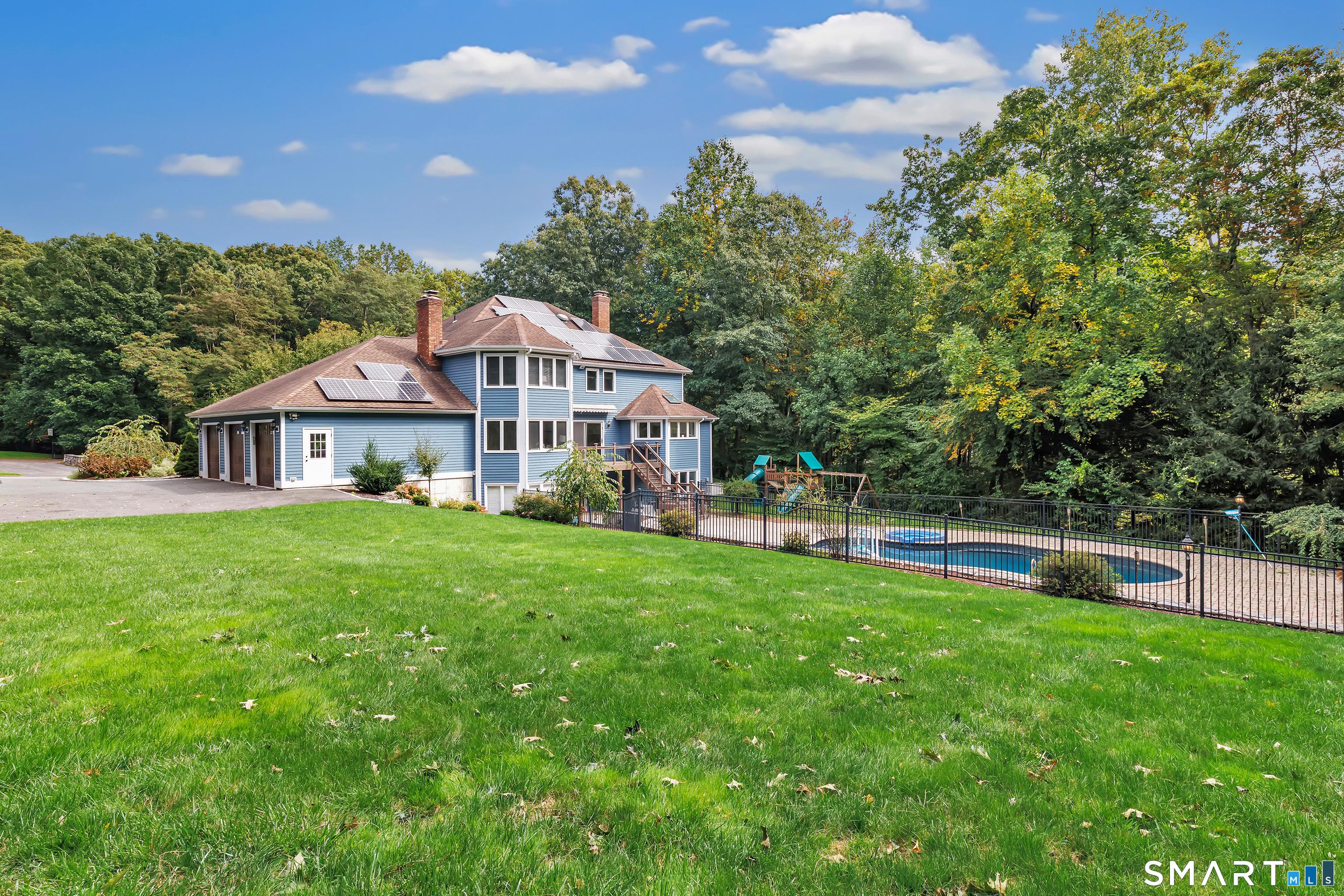 Crescent Ln, Trumbull, CT 06611