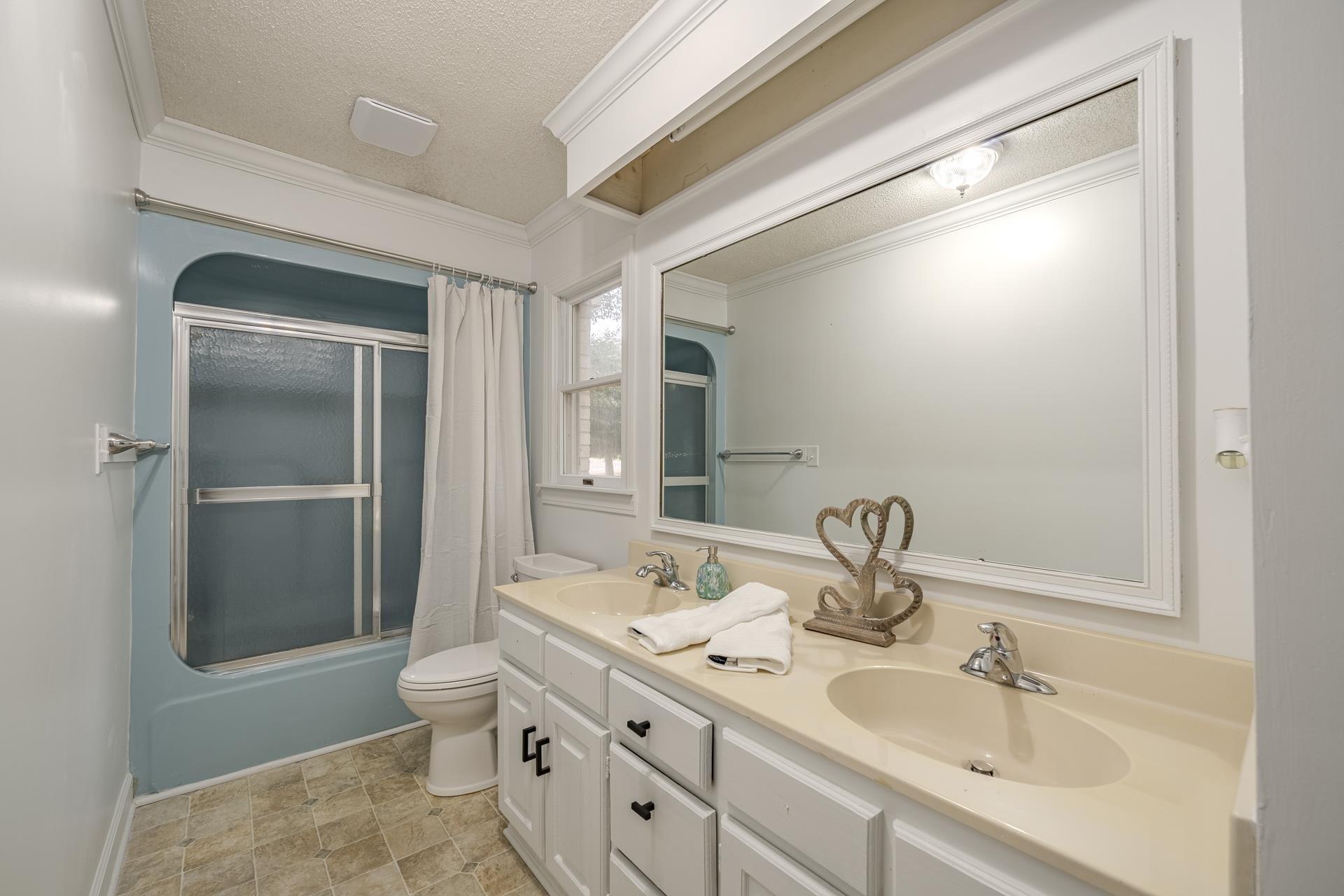 Holt St, Savannah, TN 38372