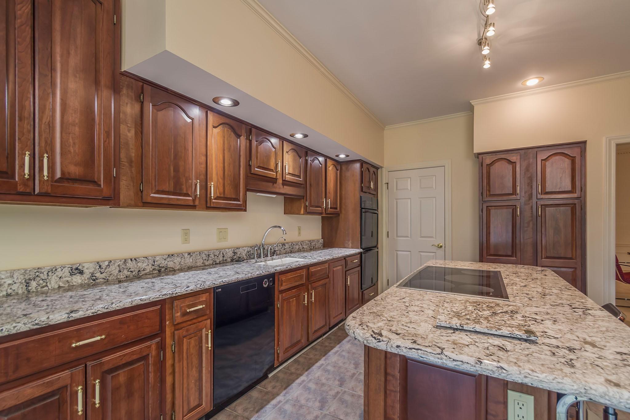 Kingston Pike, Knoxville, TN 37919