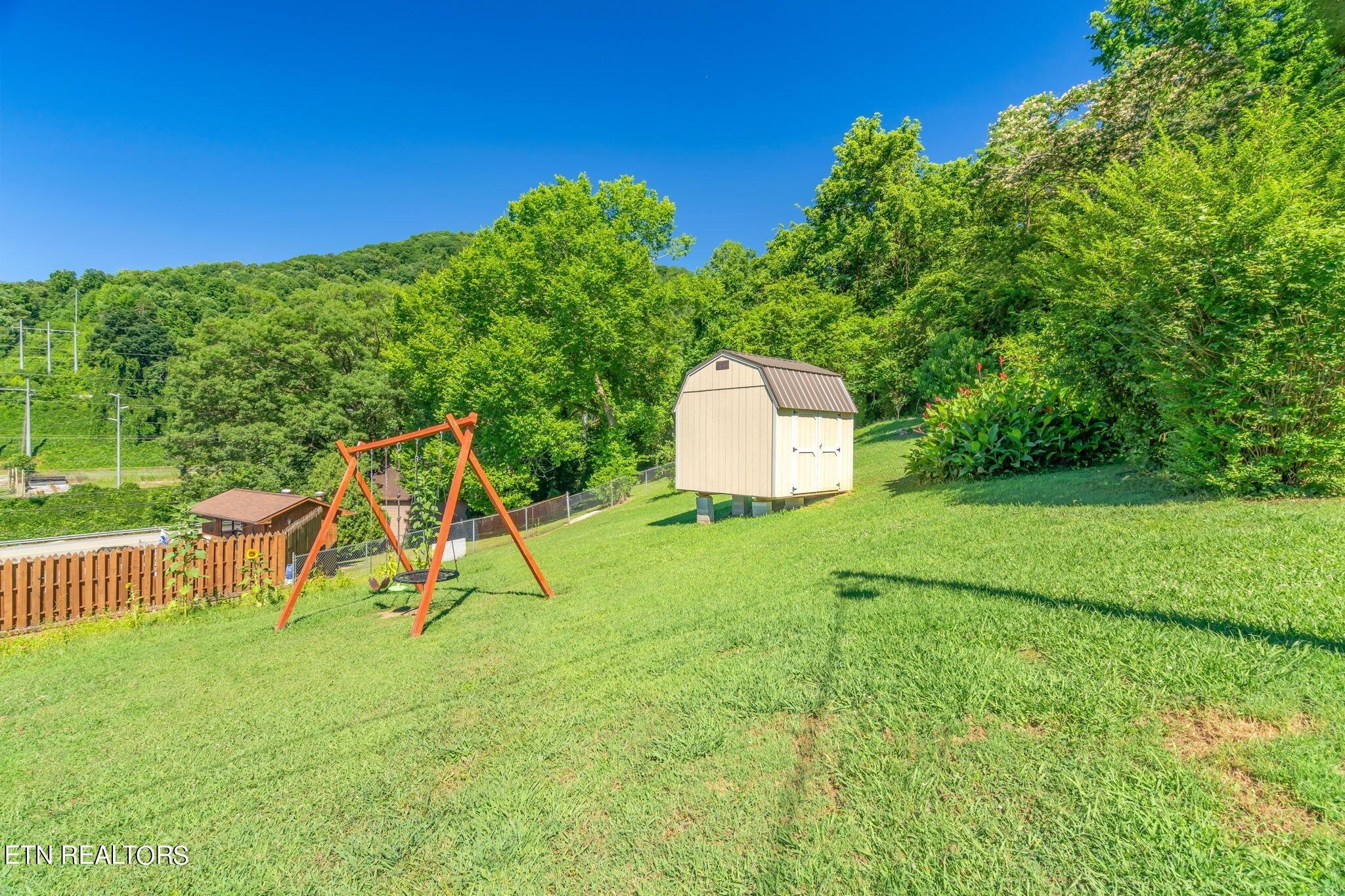 E Mountain Dr, La Follette, TN 37766