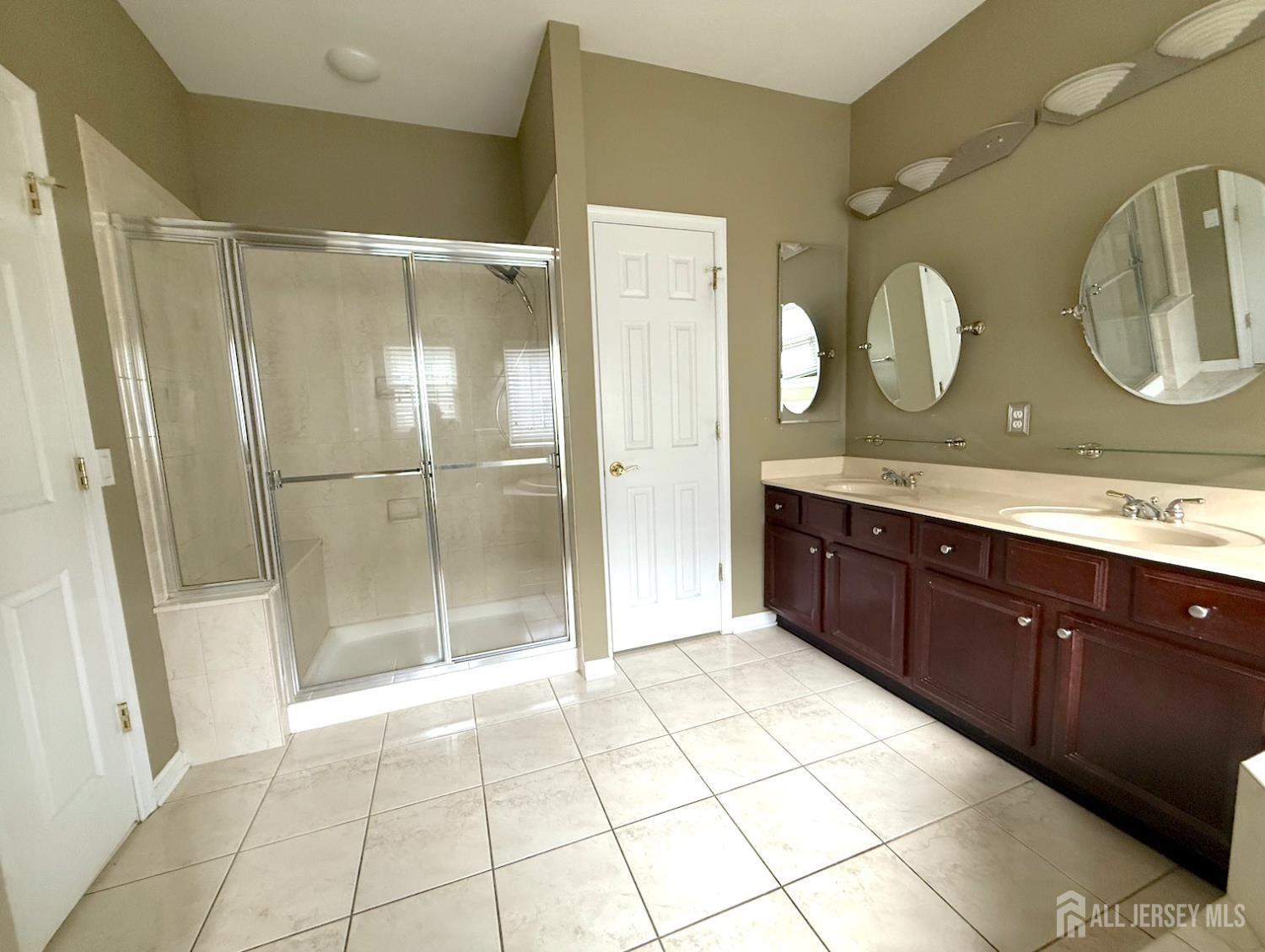 Valencia Dr, Monroe Township, NJ 08831