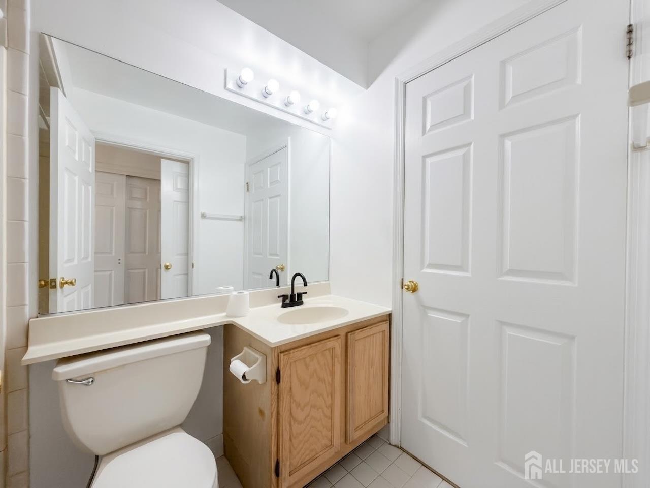 Waterford Dr, Edison, NJ 08817
