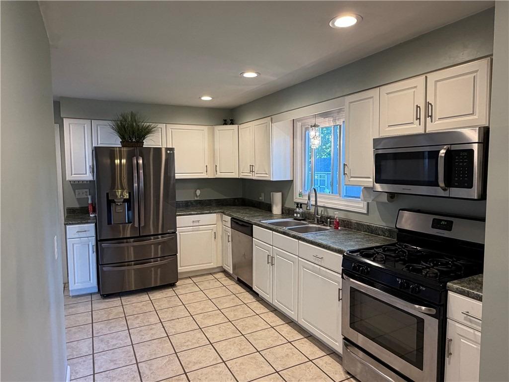 Lillian Dr, Hermitage, PA 16148