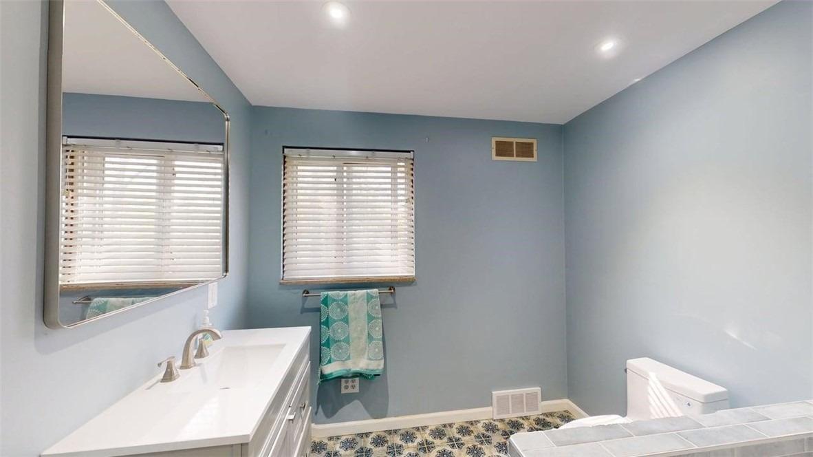 Rosewood Dr, Pittsburgh, PA 15235