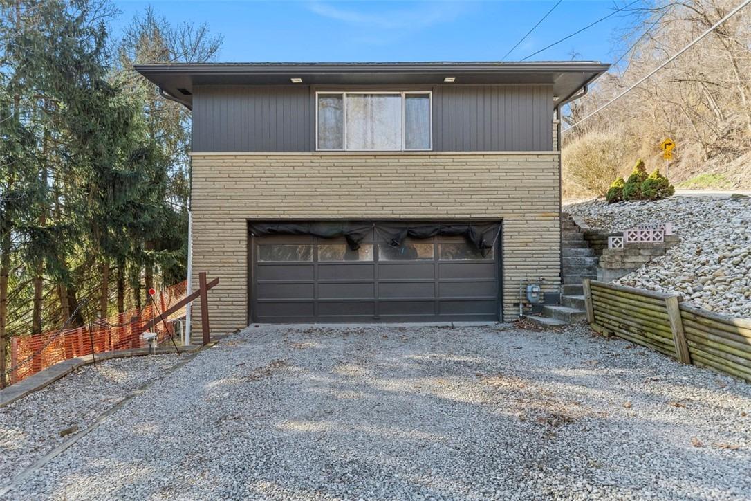 Hill Rd, South Heights, PA 15081