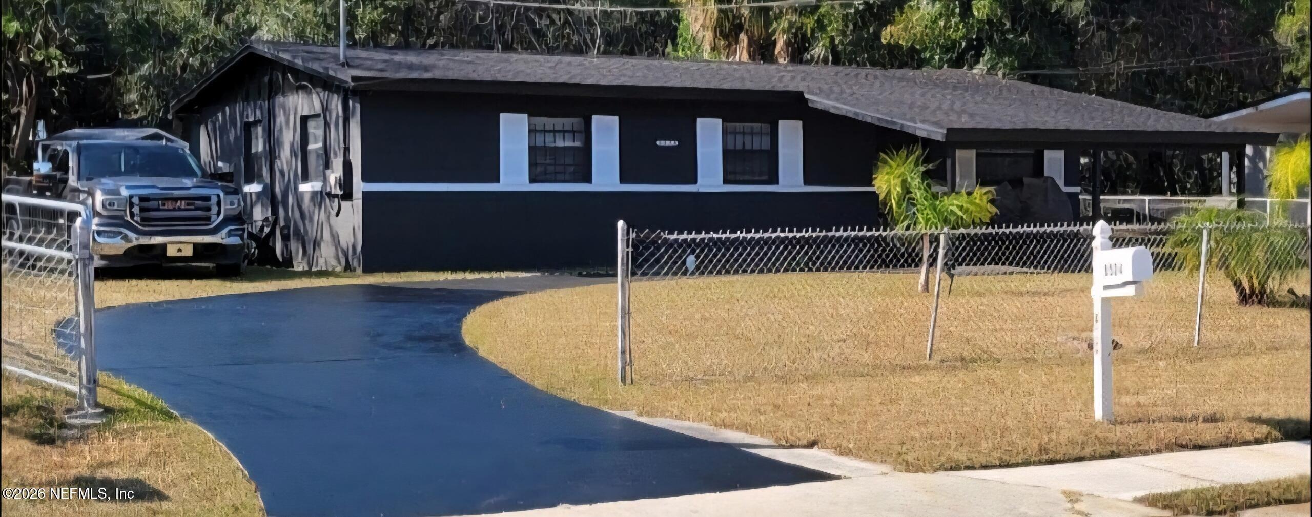 Howell Dr, Jacksonville, FL 32208