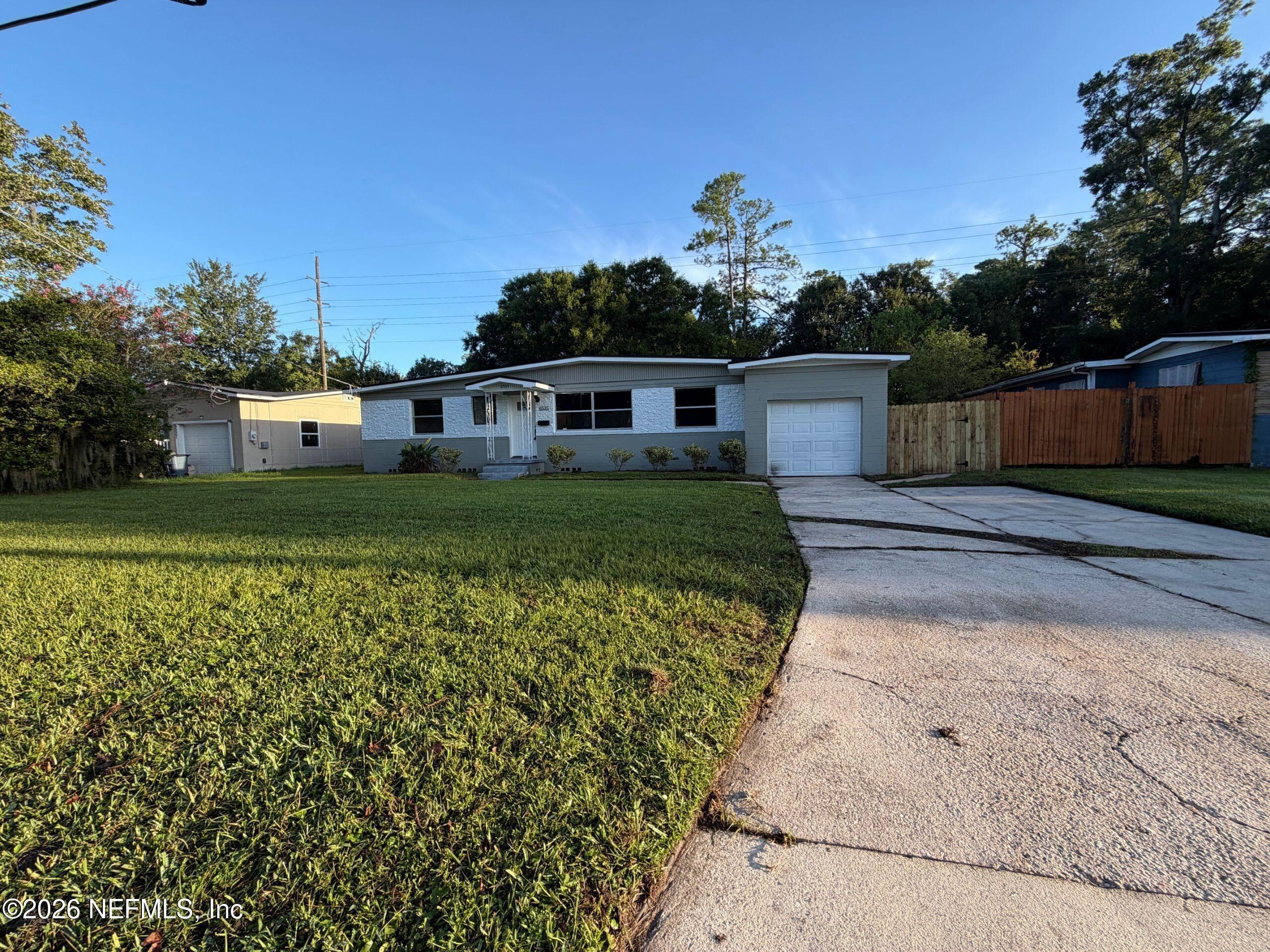 Lou Dr N, Jacksonville, FL 32216