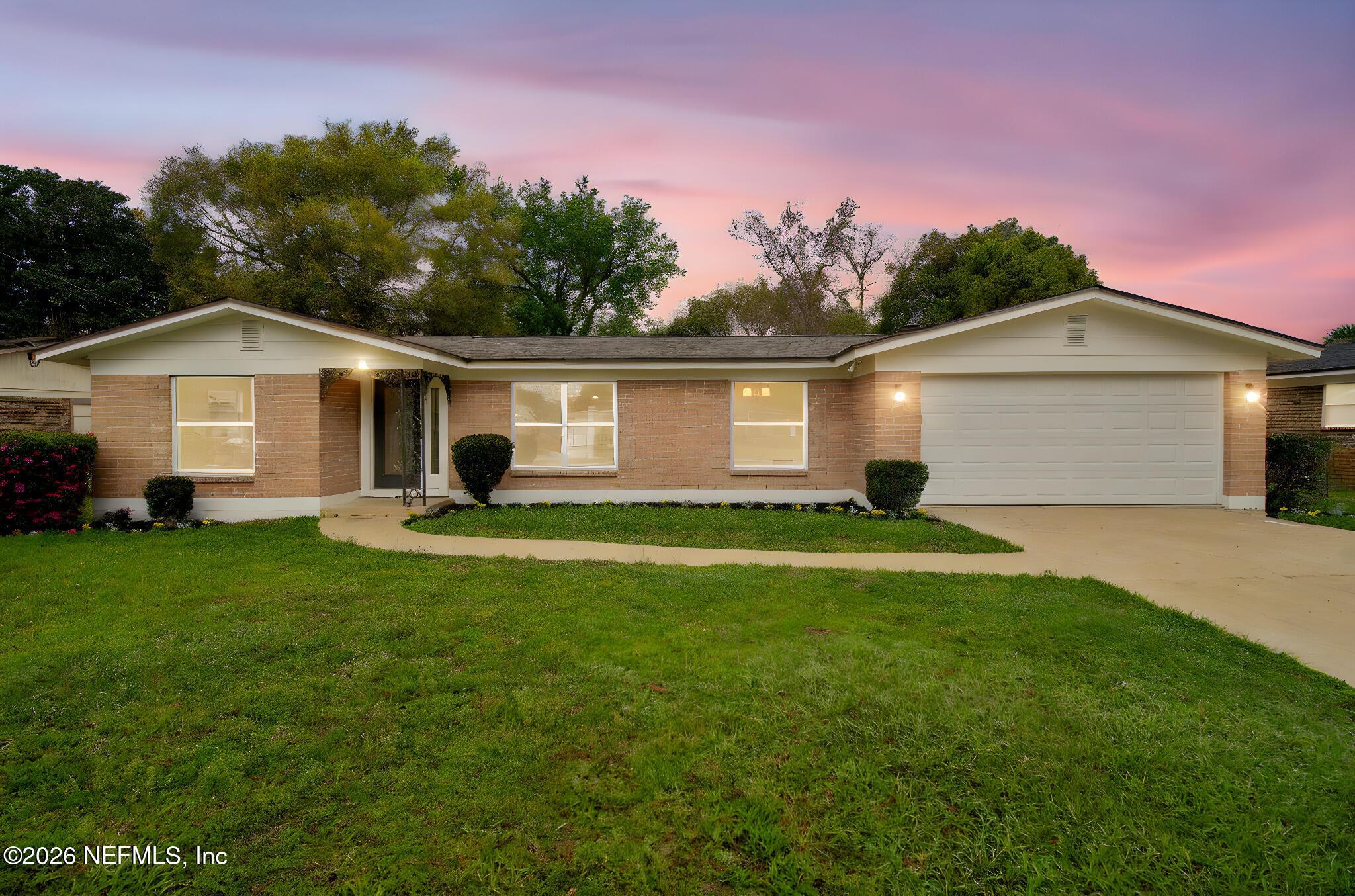 Courtney Dr, Jacksonville, FL 32208