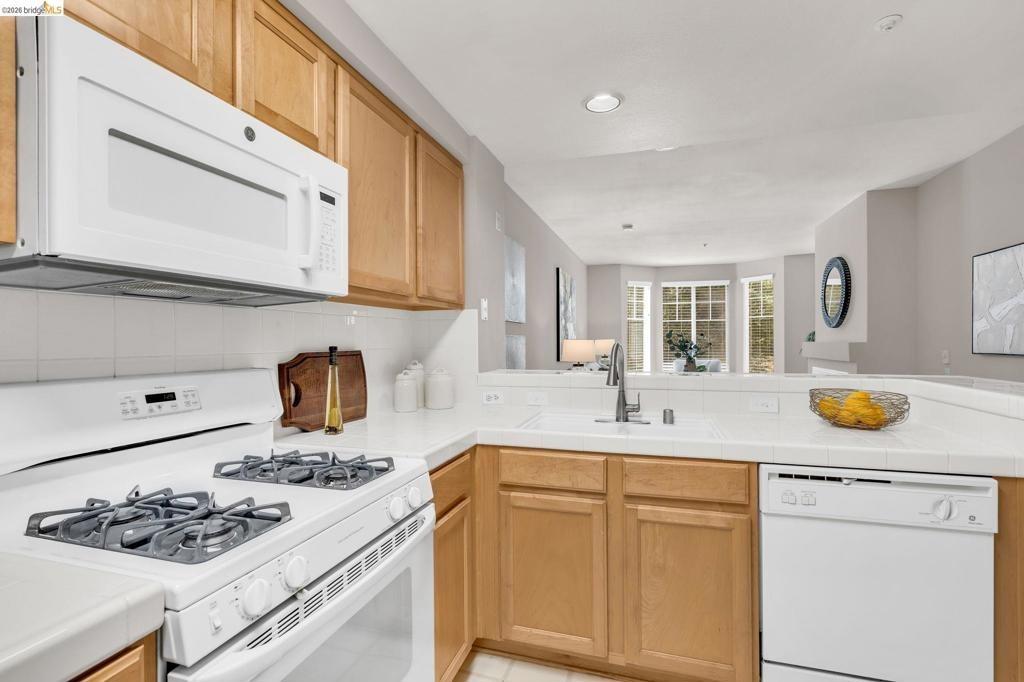 Caldecott Ln, Oakland, CA 94618