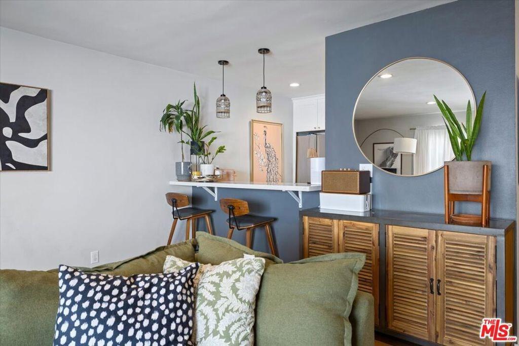 Riverside Dr, Sherman Oaks, CA 91423