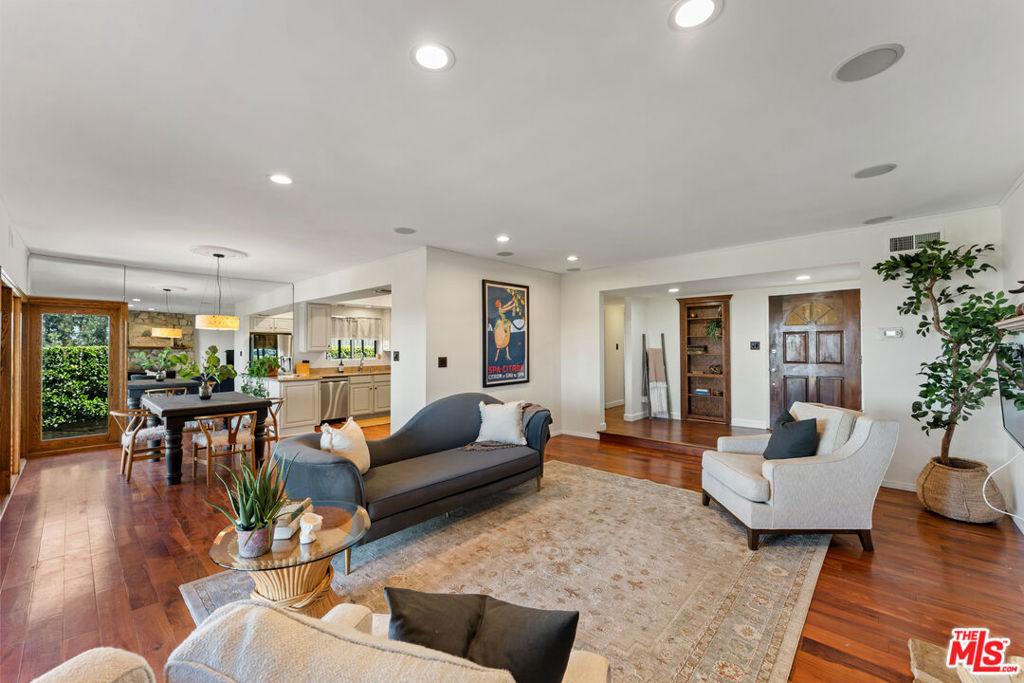 San Blas Ave, Woodland Hills, CA 91364