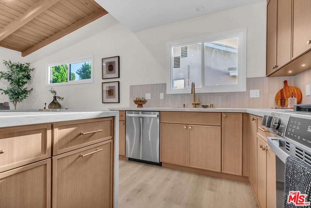 Leadwell St, Van Nuys, CA 91405