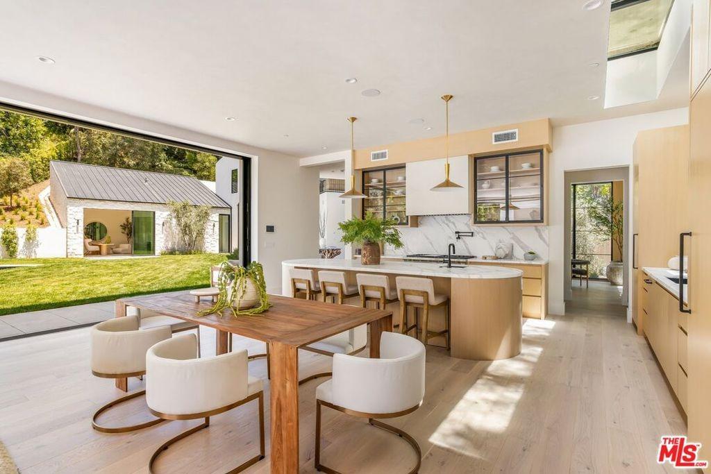 Mandeville Ln, Los Angeles, CA 90049