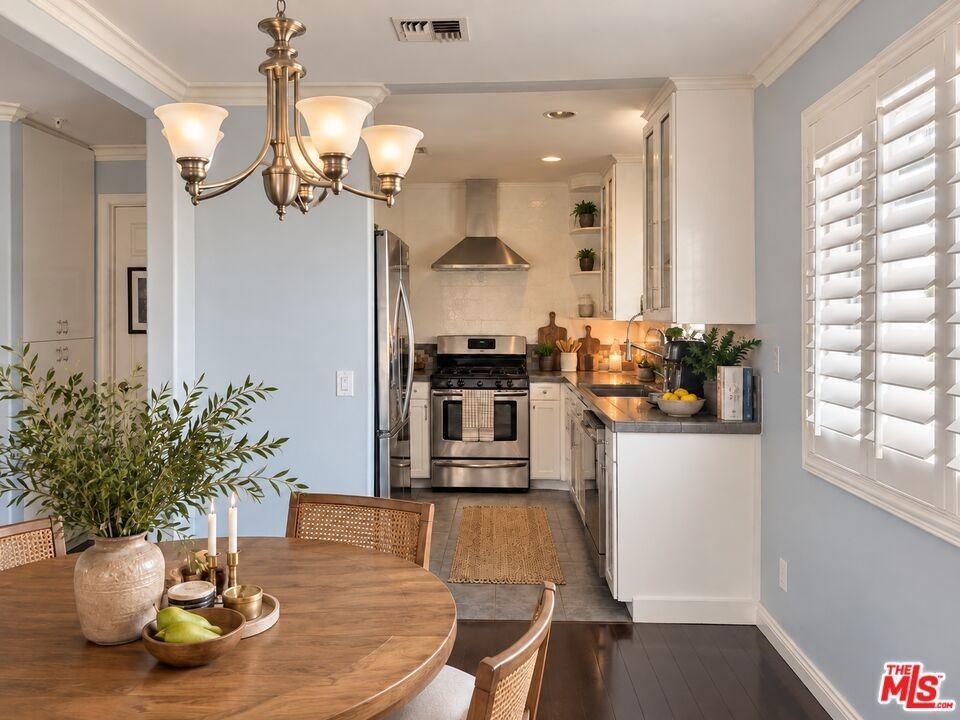 W 86th Pl, Los Angeles, CA 90045