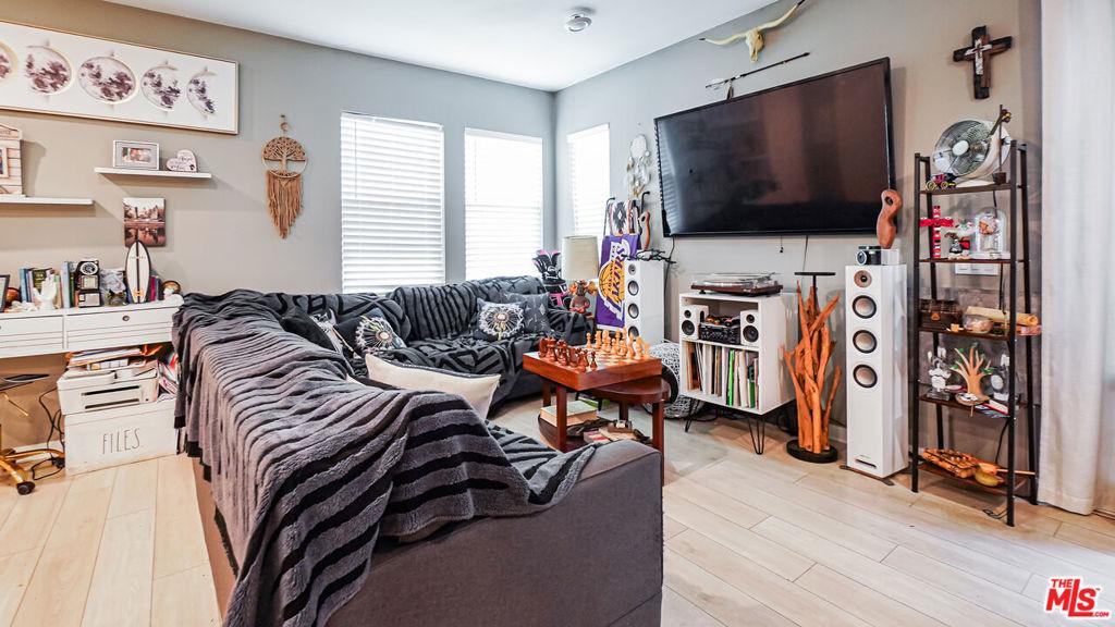 Trail View Ln, Valencia, CA 91381