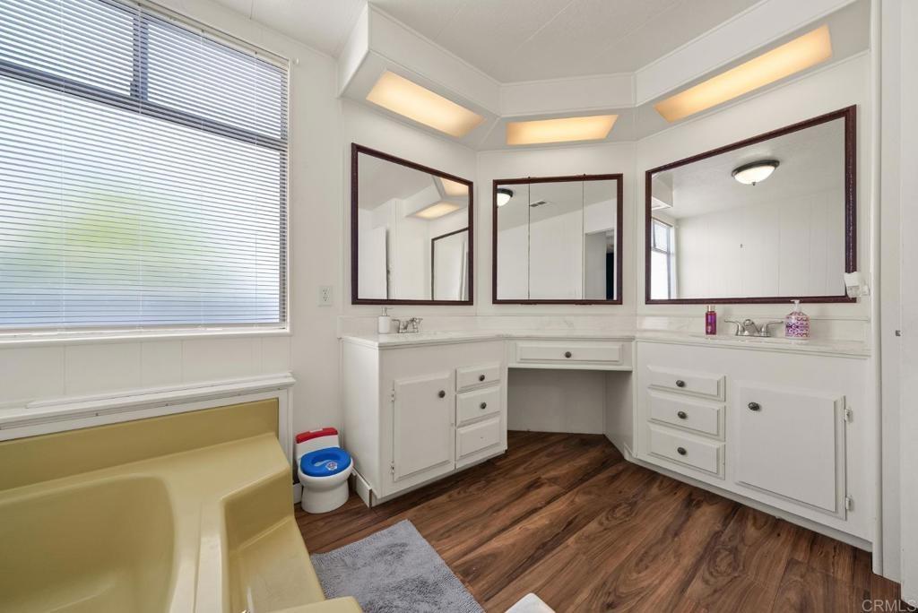 E Valley Pkwy, Escondido, CA 92027